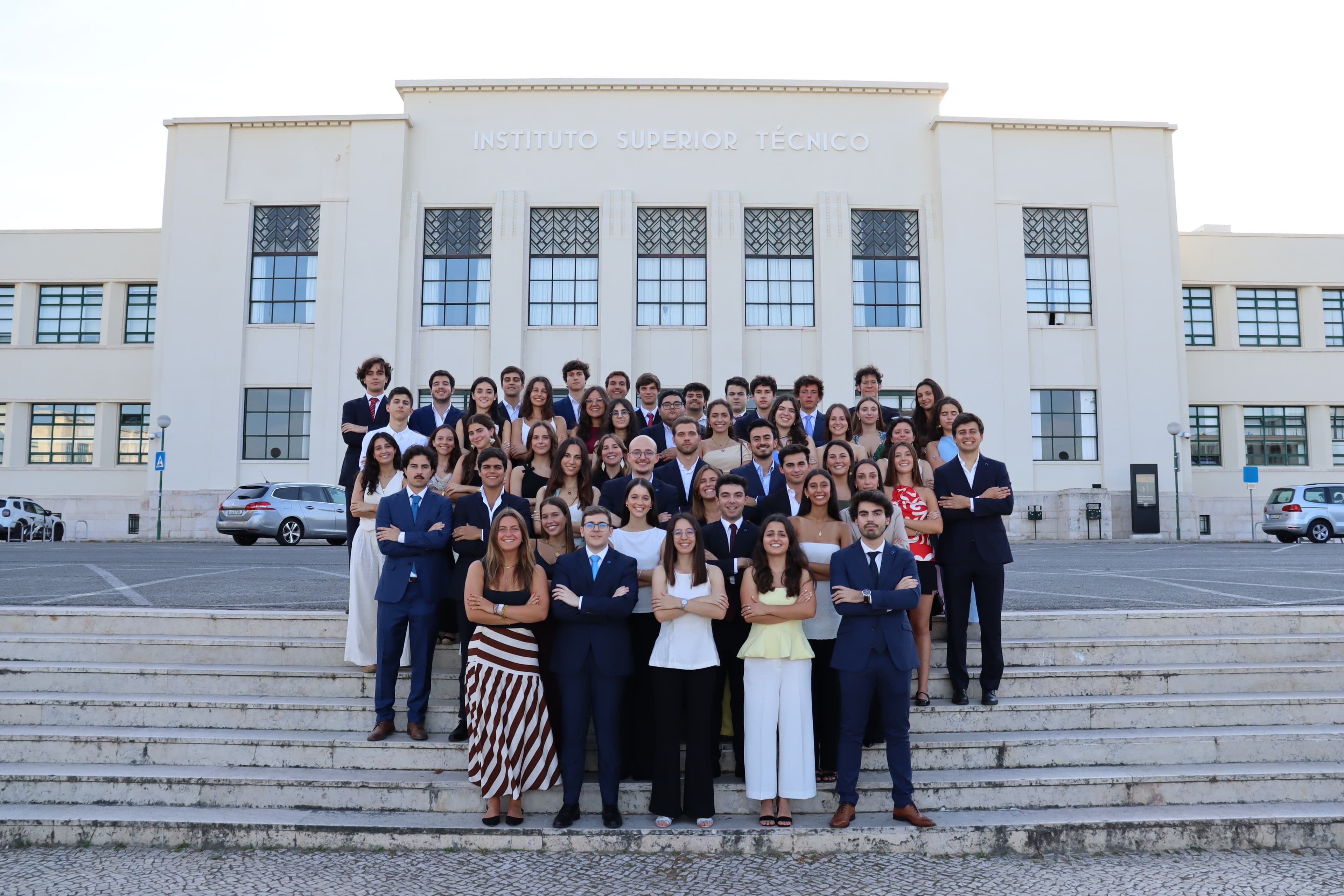 Equipa JUNITEC reunida nas escadarias do Instituto Superior Técnico